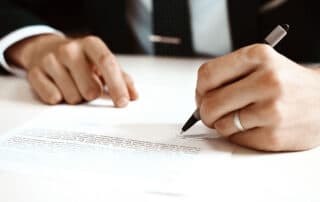 Mãos simulando a assinatura da Portaria MTP nº 389, de 23 de fevereiro de 2022