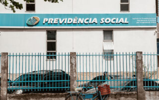Fotografia colorida ilustra a matéria "Greve dos peritos do INSS; saiba como agendar uma nova perícia". Na imagem vemos a fachada do INSS de Vitória, Espirito Santo.
