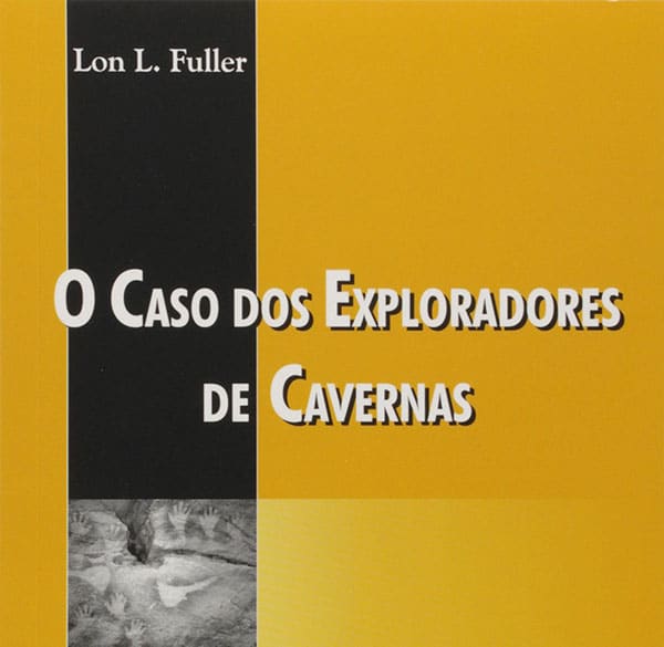Em primeiro lugar de cinco livros para advogados e estudantes de direito, está "O Caso Dos Exploradores de Cavernas" de Lon Fuller. Imagem mostra a capa do livro, é amarela com uma faixa vertical preta, apresenta o nome do autor na parte superior esquerda da tela, e o nome do livro centralizado.