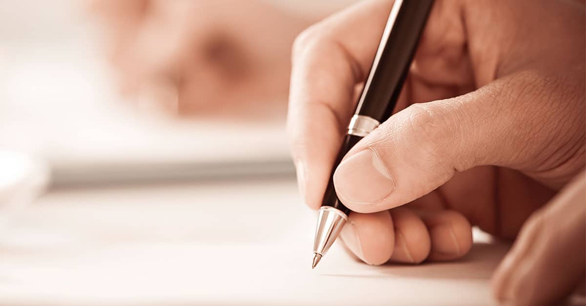 Ilustrando a matéria "Provas da OAB anteriores: Baixe os Exames de Ordem de 2019 até 2022" temos a fotografia de uma pessoa realizando um exame.