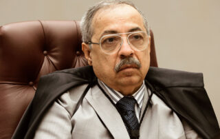 Ilustrando a capa da matéria "Benefício previdenciário recebido por força de liminar revogada tem que ser devolvido, reafirma STJ", temos a foto do Ministro Geraldo Og Nicéas Marques Fernandes.