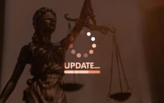 Ilustrando a capa da matéria - Dicas para inovar na advocacia – um ícone de "carregando" e o texto update em primeiro plano, no segundo plano conferimos a imagem de uma estátua da Deusa da Justiça - Themis.