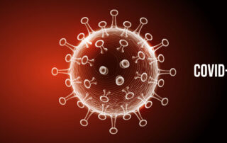 Ilustrando a matéria Quem tem sequela da covid ganha benefícios do INSS e pode até se aposentar temos uma fotografia digital do vírus causador da Covid-19