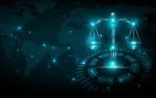 Como capa da matéria “Dicas para escolher um software jurídico”, vemos um holograma representando a balança da justiça em azul.