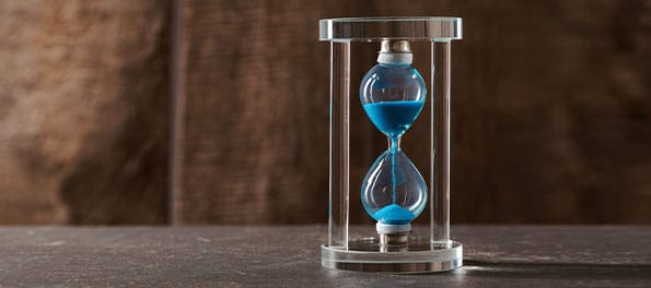 como-usar-gatilhos-mentais-na-advocacia Para ilustrar a matéria “Como usar gatilhos mentais na advocacia”, vemos uma ampulheta com a areia azul.