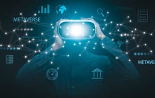 Como capa da matéria “Direito no Metaverso: Realidade ou ficção?”, vemos um homem usando um óculos de realidade virtual e ícones flutuantes como engrenagens, lâmpada, lupa, globo terrestre, entre outros.