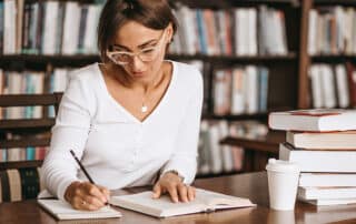 Como capa da matéria “Diferenças entre advogado generalista e especialista”, vemos uma mulher estudando em uma biblioteca.