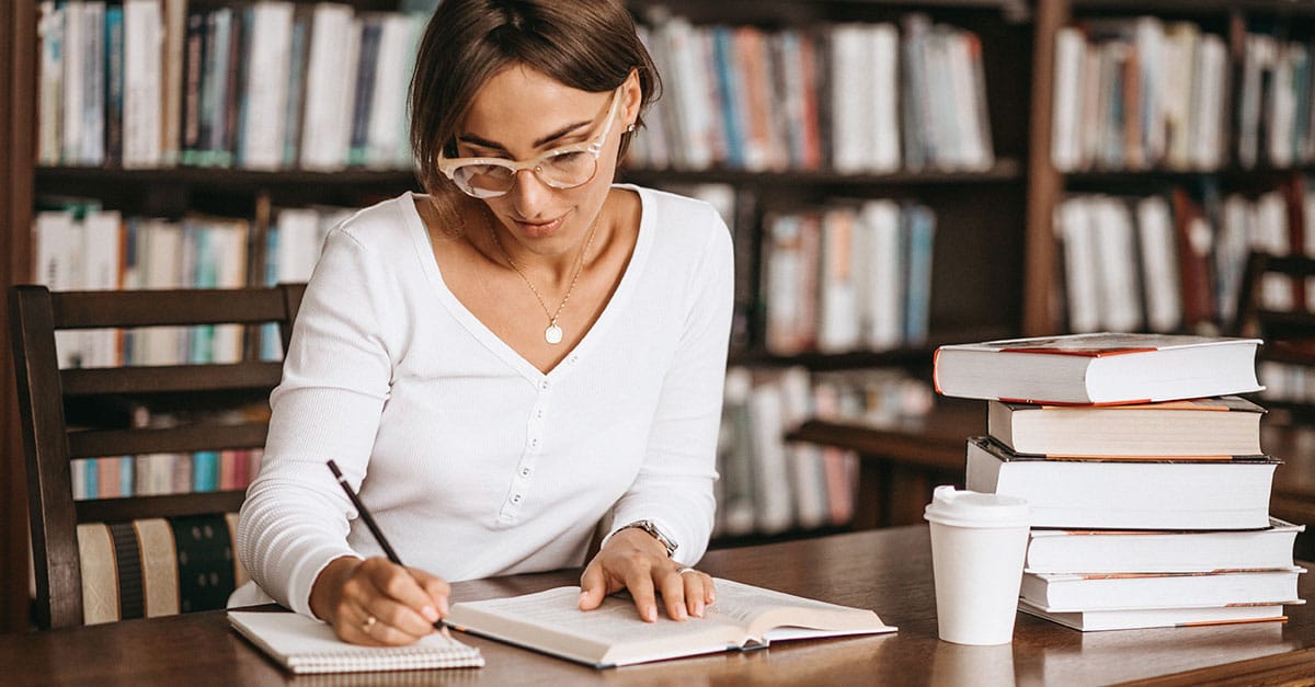 Como capa da matéria “Diferenças entre advogado generalista e especialista”, vemos uma mulher estudando em uma biblioteca.