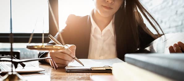 Advogada trabalhando em um caso.