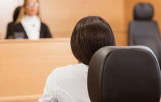 Como capa da matéria “Como preparar uma boa sustentação oral”, vemos uma advogada sentada em uma mesa no tribunal.