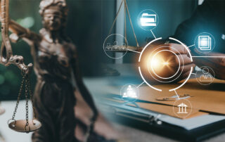 Como capa da matéria “Legal Operations: O que é e qual sua importância”, vemos uma montagem representando o conceito de Justiça com um martelo de juiz.