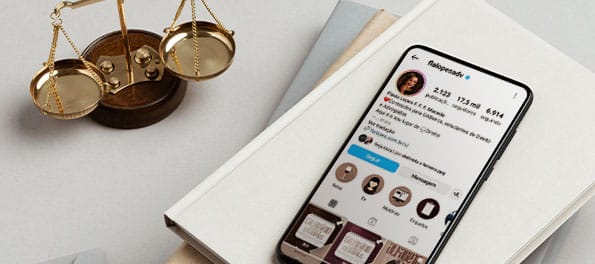 Visão superior de uma mesa com itens jurídicos e um celular. Visão superior de uma mesa com itens jurídicos e um celular.