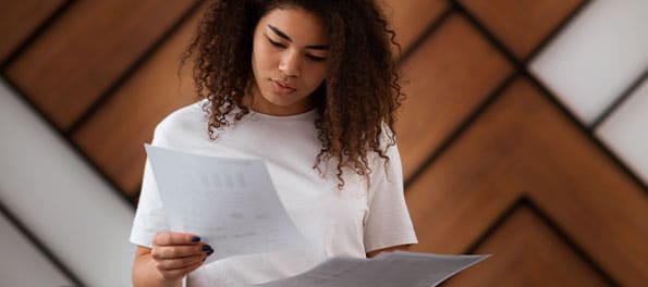 Mulher analisando contratos.