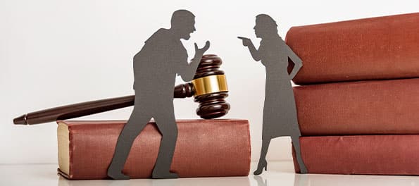 Recortes de silhueta de um casal discutindo.