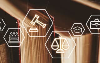 Como capa da matéria “Pesquisa jurídica durante a faculdade de Direito”, vemos ícones representando símbolos do Direito com livros ao fundo.